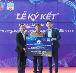 Hito Việt Nam và CLB bóng đá Hoàng Anh Gia Lai chung tay tặng quà tới học sinh huyện Đak Đoa