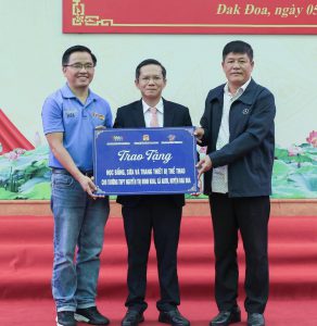 Hito Việt Nam trao phần quà yêu thương đến học sinh Gia Lai trong ngày khai giảng